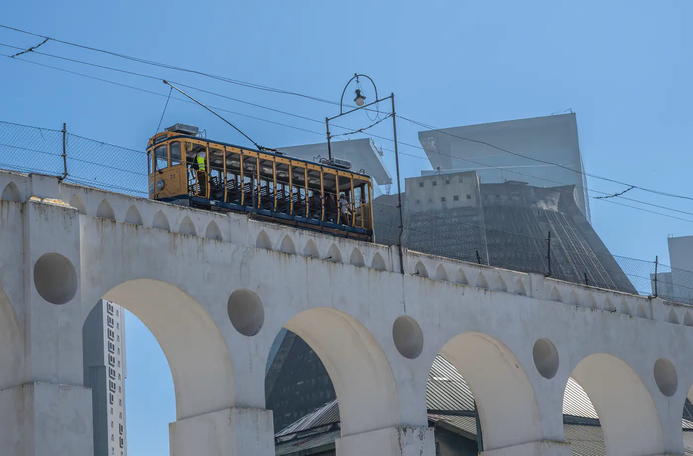 Bonde amarelo passando sobre os Arcos da Lapa