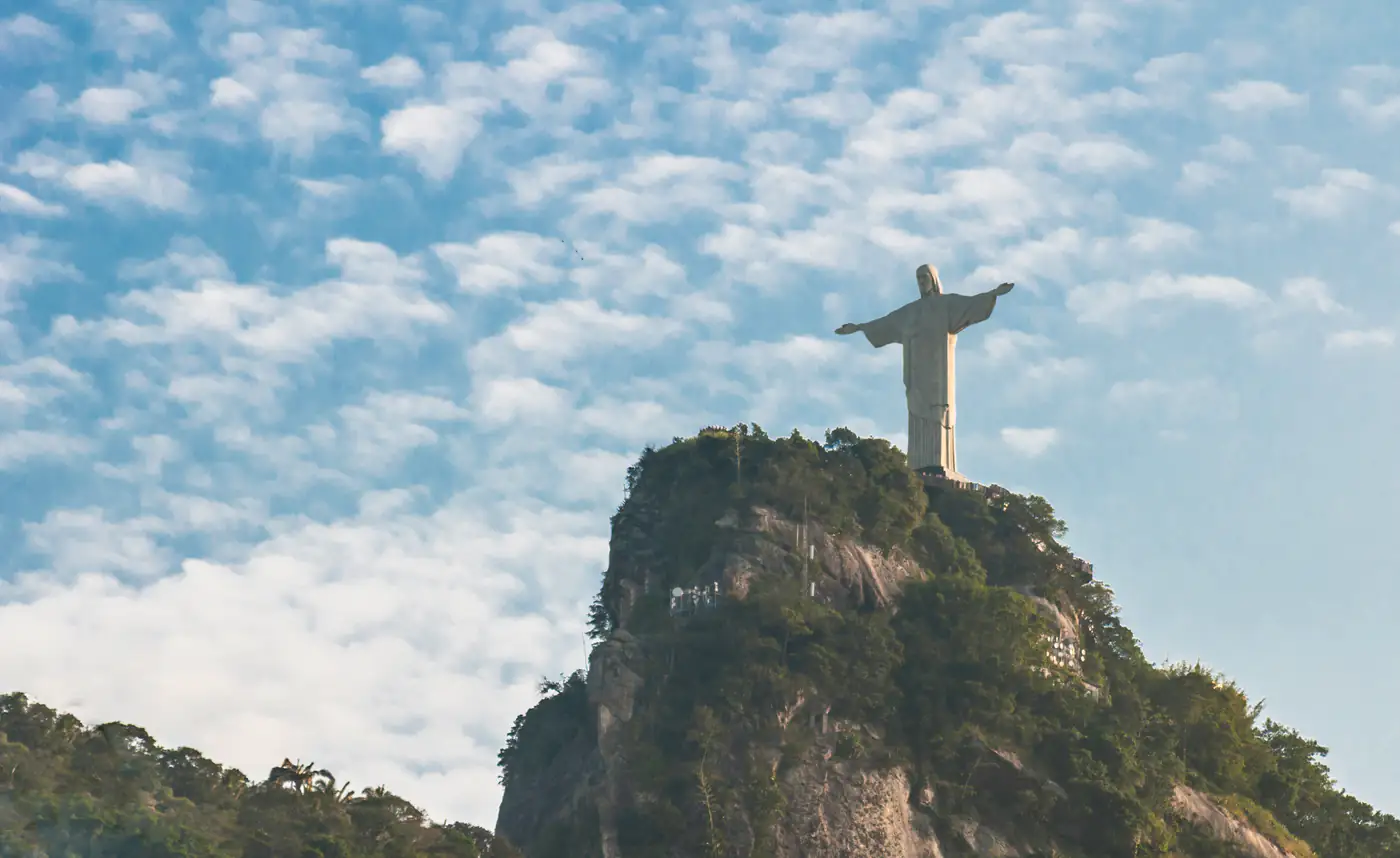 Cristo Redentor no alto do Corcovado, com a floresta da Tijuca embaixo
