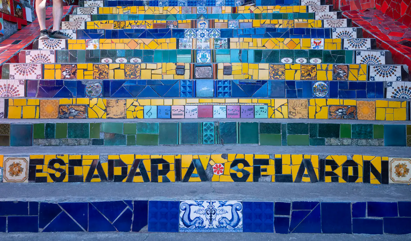 Degraus de azulejos coloridos da Escadaria Selarón