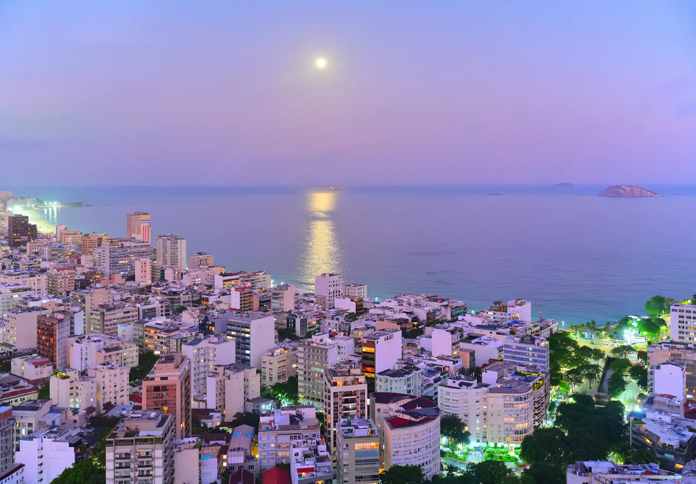 Praias do Leblon e de Ipanema vistas do alto ao entardecer