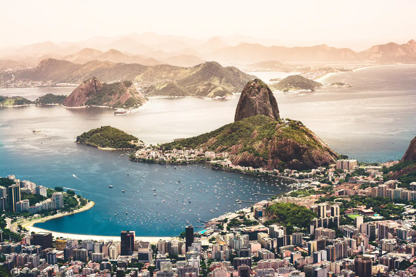 Pão de Açúcar visto do alto, com a baía de Guanabara