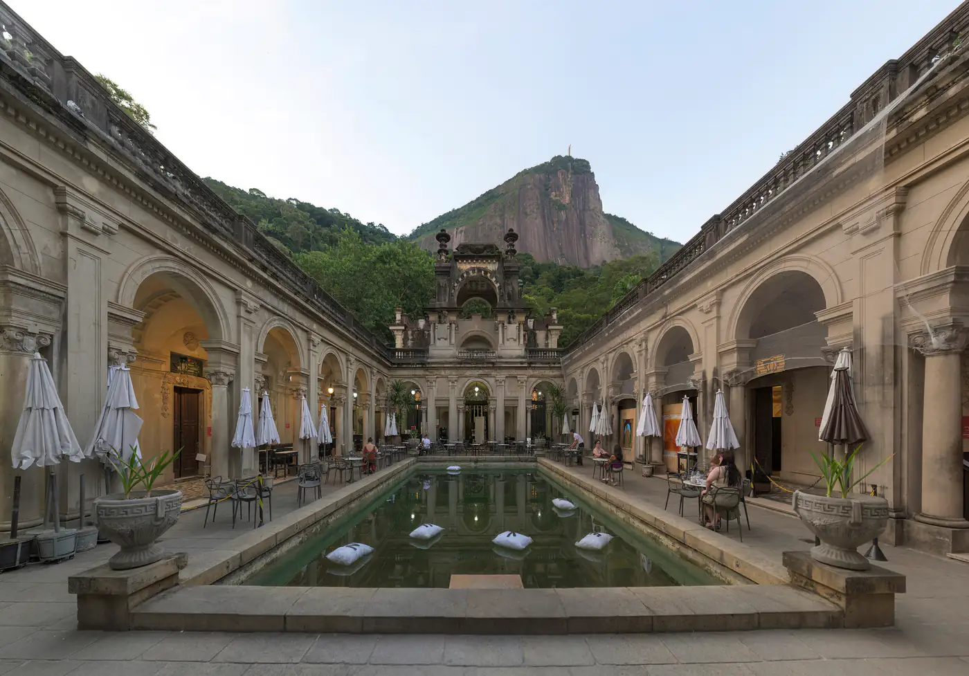 Pátio do Parque Lage com o Cristo Redentor no alto do Corcovado
