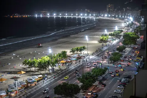 Praia de Copacabana e Avenida Atlântica à noite