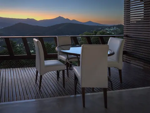 Pôr do sol visto de uma varanda no Rio de Janeiro