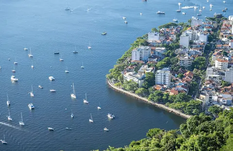 Vista aérea da Urca e da enseada de Botafogo